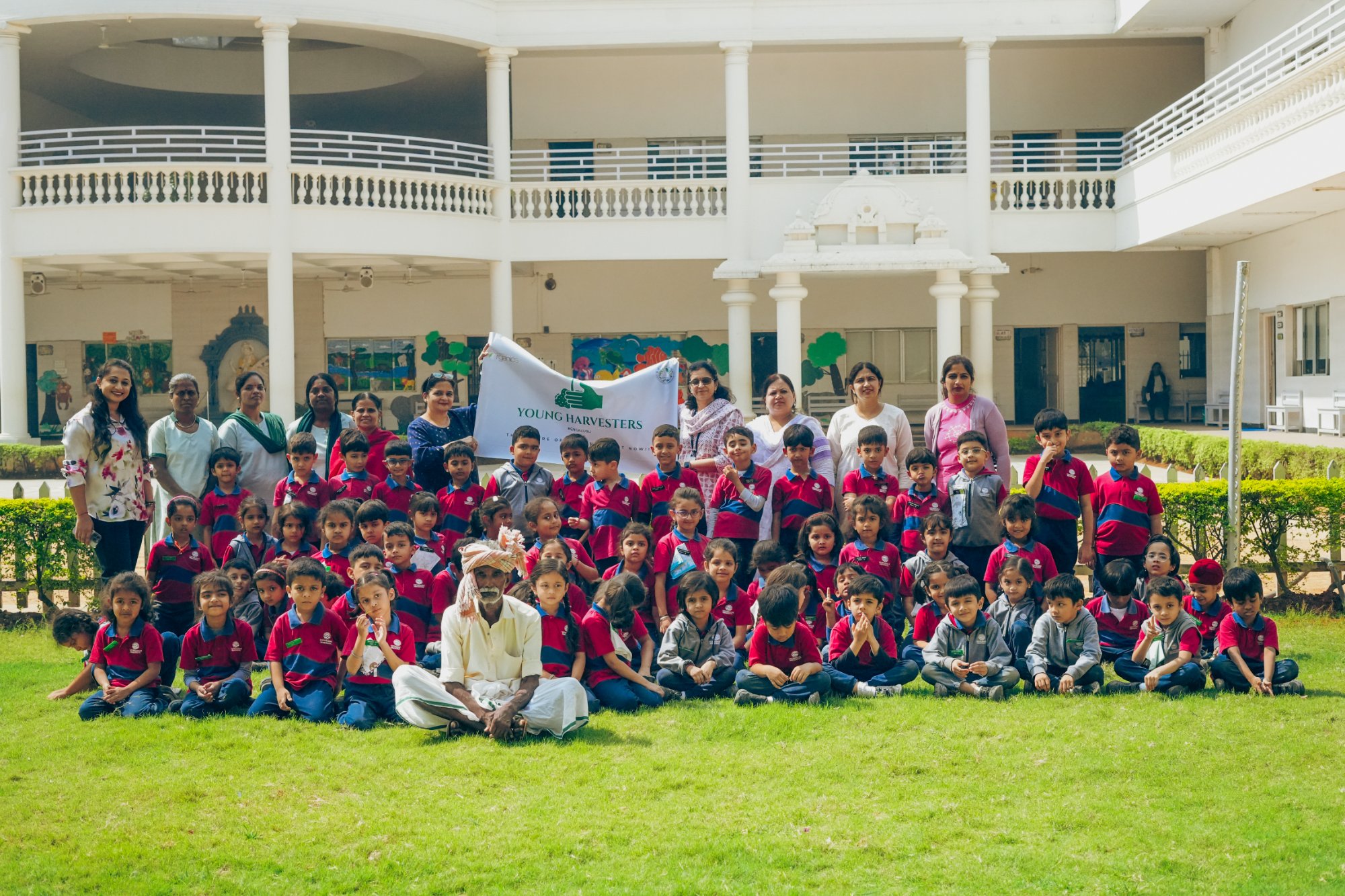 Young Harvesters group photo with students and team at the farm